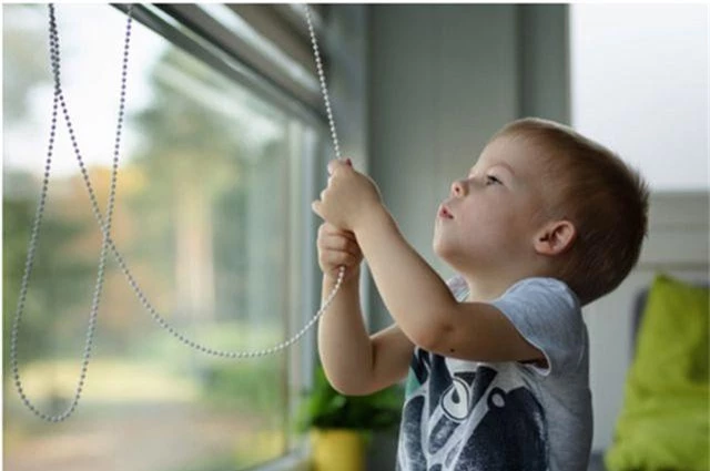 Thận trọng với rèm cửa chớp kéo dây khi nhà có trẻ con - 1