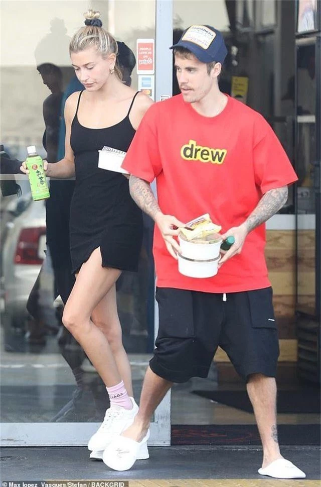 Vợ Justin Bieber khoe dáng siêu thon - 1