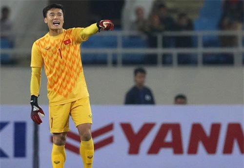 HLV thủ môn chê bai kỹ năng bắt bóng sệt của Tiến Dũng