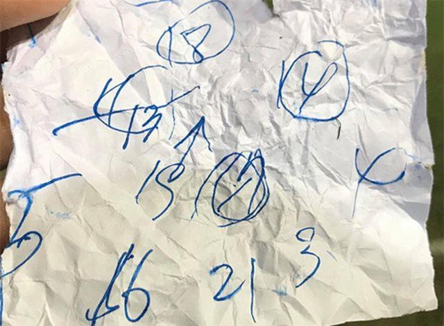 Hé lộ mảnh giấy HLV Park Hang Seo trao cho đội trưởng Quang Hải