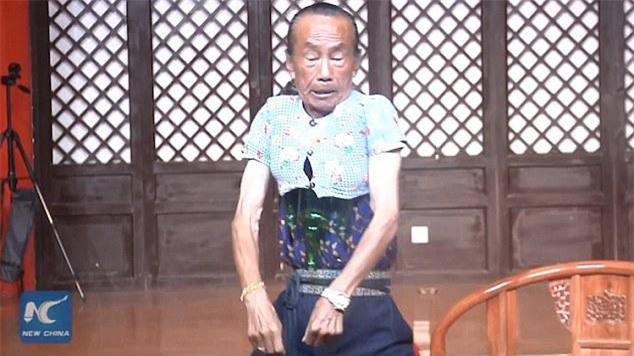 CLIP: Cụ già 72 tuổi thu nhỏ cơ thể để mặc vừa áo trẻ 3 tuổi