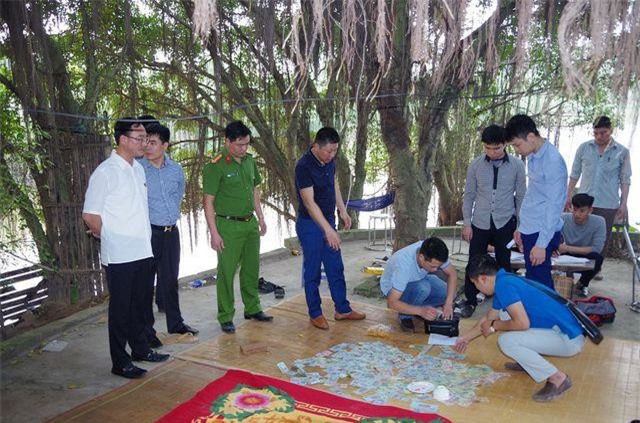 Hưng Yên: 42 con bạc nhảy sông định "tẩu thoát" bị cảnh sát bắt giữ