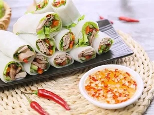 Clip: Trổ tài làm phổ cuốn thập cẩm nhanh gọn, ngon miệng