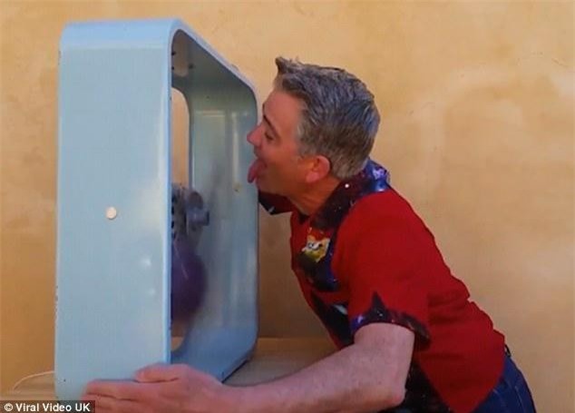 CLIP: "Kinh hãi" người đàn ông dùng lưỡi dừng cánh quạt điện