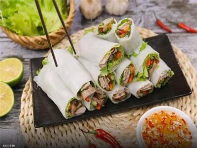 CLIP: Hướng dẫn cách làm món phở cuốn thập cẩm