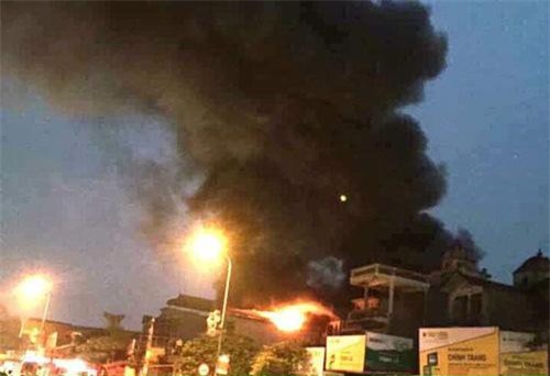 Hà Nội: Nhà 5 tầng cháy lớn, 1 người tử vong, 6 người được giải cứu