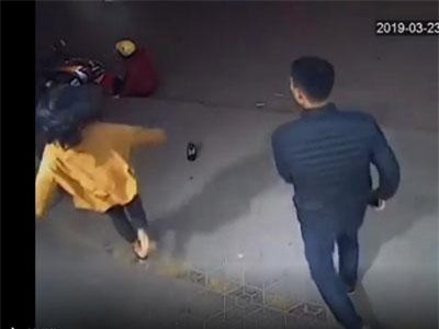 CLIP: Dừng xe máy bên đường, một phụ nữ bị ô tô tông mạnh từ phía sau