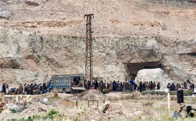 Phiến quân IS ở Syria lũ lượt chui từ dưới hầm lên đầu hàng