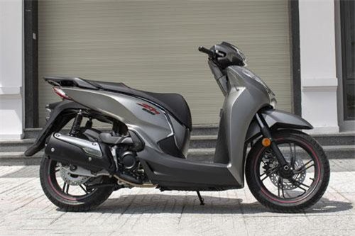 XE HOT (25/3): Bảng giá xe ga Honda SH mới nhất, cận cảnh Toyota Camry XLE 2019 giá 2,5 tỷ ở Việt Nam