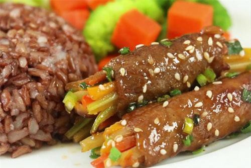 Clip: Cách làm thịt bò cuộn rau củ nướng thơm lừng