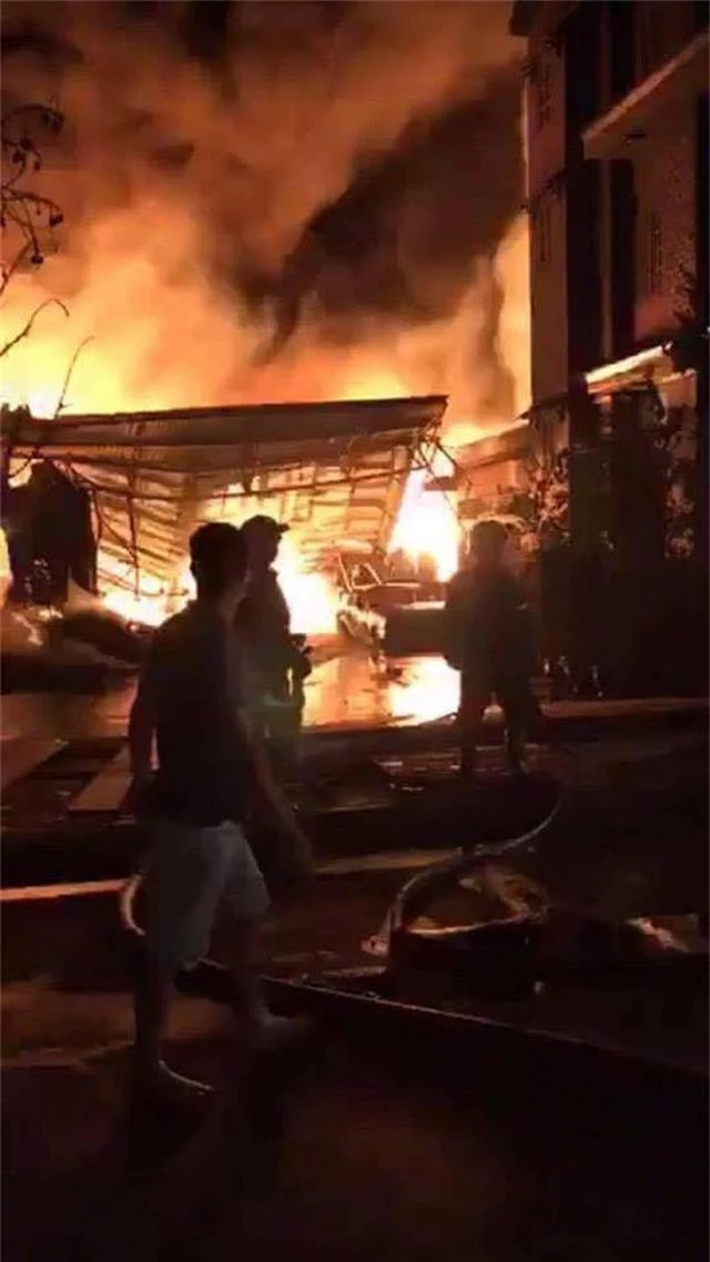 Kho dầu cháy dữ dội, hàng trăm người sơ tán trong đêm - 5 Kho dầu cháy dữ dội, hàng trăm người sơ tán trong đêm - 5