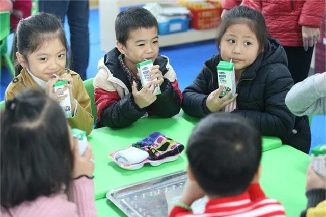 Chương trình Sữa học đường tại Hà Nội: Nhiều phụ huynh muốn mỗi con được thêm 2-3 suất nữa - Ảnh 2.