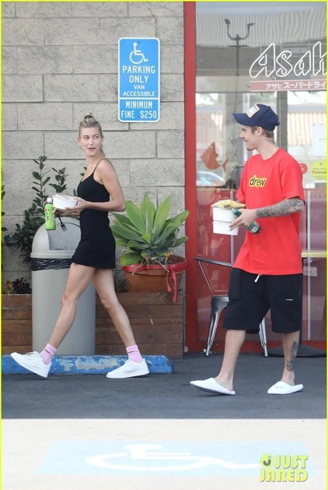 Lâu lắm mới thấy vợ chồng Justin Bieber cười hạnh phúc bên nhau, song spotlight lại dổ dồn vào body của Hailey - Ảnh 2.