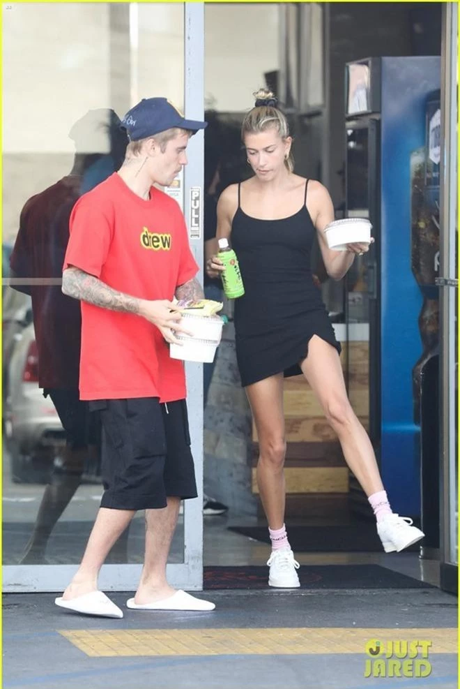 Lâu lắm mới thấy vợ chồng Justin Bieber cười hạnh phúc bên nhau, song spotlight lại dổ dồn vào body của Hailey - Ảnh 3.