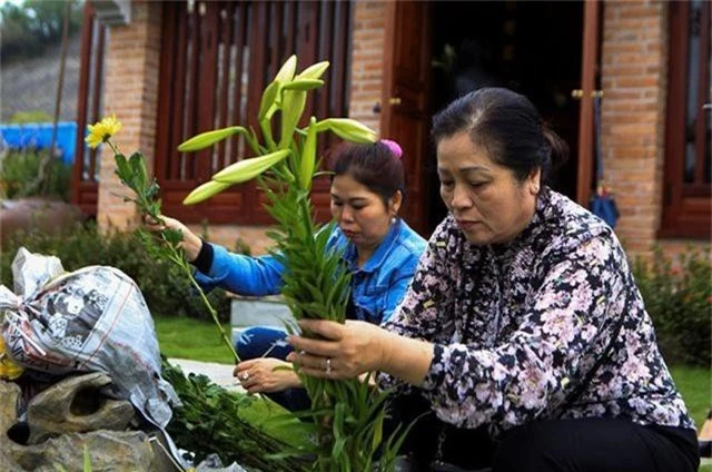 Người dân nhộn nhịp đi viếng mộ dịp Tết Thanh Minh - 2