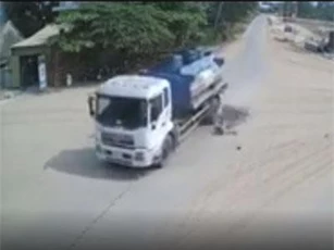 CLIP: Không giảm tốc độ khi qua ngã tư, xe máy bị cán nát dưới bánh xe bồn