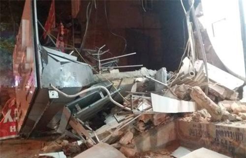 Thanh Hóa: Ngôi nhà 2 tầng giữa khu phố sầm uất bất ngờ đổ sập