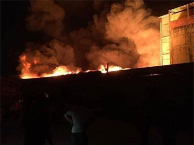 CLIP: Kho dầu cháy dữ dội, hàng trăm người sơ tán trong đêm