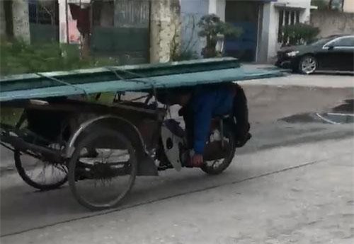 CLIP: Người đàn ông nằm úp bụng lên yên, chở "máy chém" chạy vi vu ngoài đường