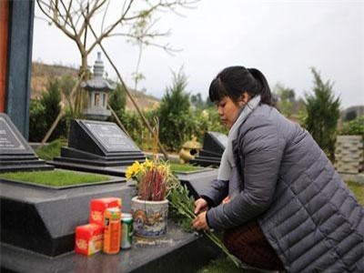 CLIP: Người dân nhộn nhịp đi viếng mộ dịp Tết Thanh Minh