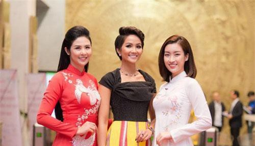 Minh Tú táo bạo với mốt không nội y, H’Hen Niê xinh đẹp dù diện đồ giá rẻ