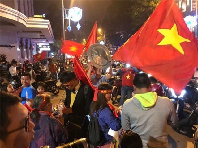 CLIP: Người dân đổ xuống đường mừng đội bóng U23, Hà Nội quây phố đi bộ