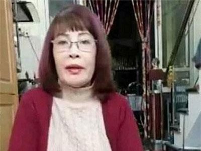 Tuổi càng cao càng mê livestream, cô dâu 62 tuổi gặp sự cố nhạy cảm khiến người xem đỏ mặt tắt vội điện thoại