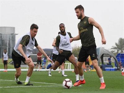 Ozil tập luyện chăm chỉ cùng Arsenal chuẩn bị giao hữu ở Dubai