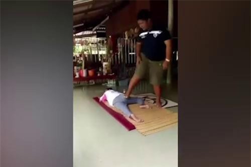 Clip: Ngồi xe lăn cả đời vì thử massage kiểu Thái