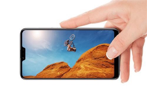 Trên tay smartphone 3 camera sau, RAM 4 GB, pin 4.000 mAh, giá hơn 8 triệu