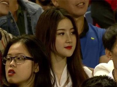 Nữ CĐV xinh đẹp được cameraman 'tia' ngay đầu hiệp hai U23 Việt Nam - Thái Lan khiến dân tình nháo nhào tìm info