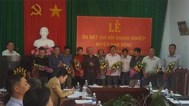 Lãnh đạo Hiệp hội Doanh nghiệp tỉnh Lâm Đồng và UBND huyện Đam Rông tặng hoa chúc mừng các doanh nhân được bầu vào Ban chấp hành Chi hội (Ảnh: VH)