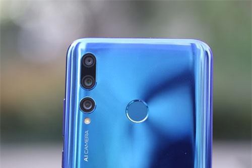 Huawei ra mắt smartphone 3 camera sau, RAM 4 GB, giá hơn 5 triệu
