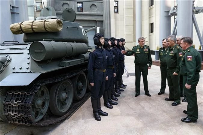 Trong ảnh là Bộ trưởng Quốc phòng Nga Sergey Shoigu được giới thiệu kíp lái mới của xe tăng T-34/85 thuộc sư đoàn Kantemirovskaya trong một cuộc họp của Ủy ban Quốc phòng Nga tại Moscow vào cuối tháng 2 vừa qua. Nguồn ảnh: Bộ Quốc phòng Nga.