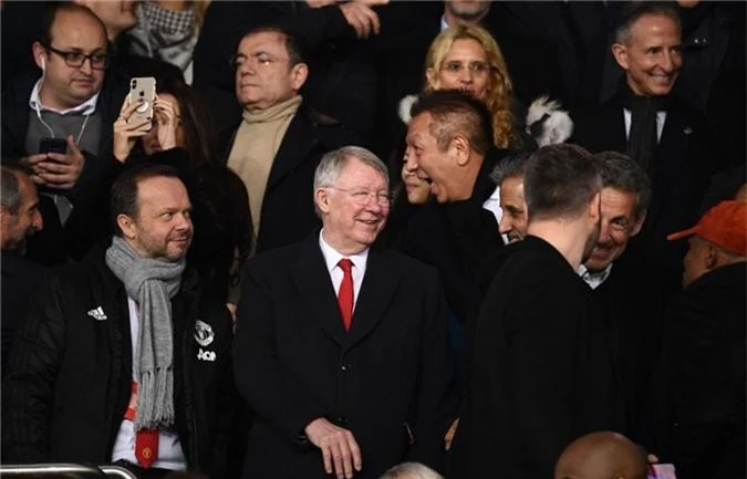 Hành động tuyệt vời của Sir Alex Ferguson dành cho những người giúp ông qua cơn nguy kịch