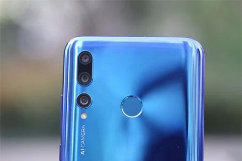 Điểm nhấn đáng chú ý nhất của Huawei Enjoy 9s là việc nó được trang bị 3 camera sau. Trong đó, cảm biến chính 24 MP, khẩu độ f/1.8 cho khả năng lấy nét theo pha, ống kính 16 MP, f/2.4 giúp chụp ảnh góc rộng 117 độ. Cảm biến 2 MP, f/2.4 cho phép chụp ảnh xóa phông. Ba camera này có đèn flash LED trợ sáng, quay video Full HD.