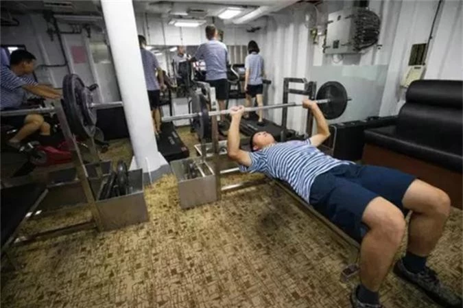 Lính Trung Quốc sống ra sao trên khu trục hạm Type 052D? - Hình 4 Linh Trung Quoc song ra sao tren khu truc ham Type 052D?-Hinh-4