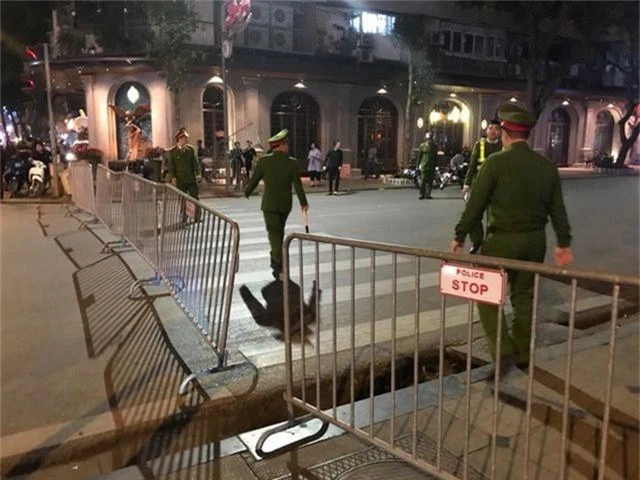 Người dân đổ xuống đường mừng đội bóng U23, Hà Nội quây phố đi bộ - 12