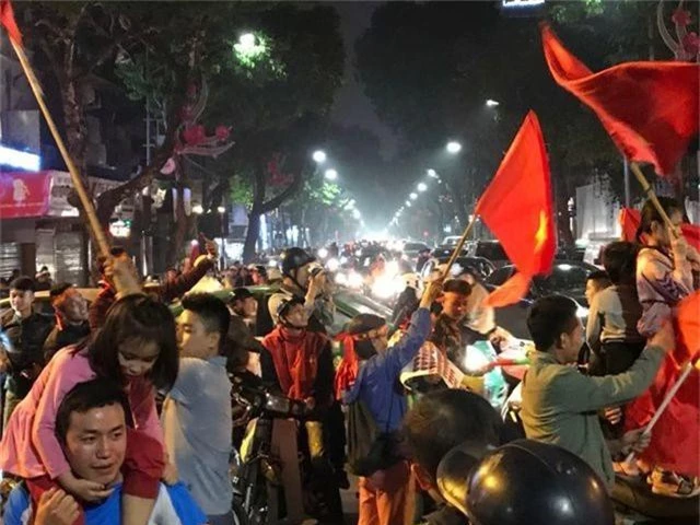 Người dân đổ xuống đường mừng đội bóng U23, Hà Nội quây phố đi bộ - 2