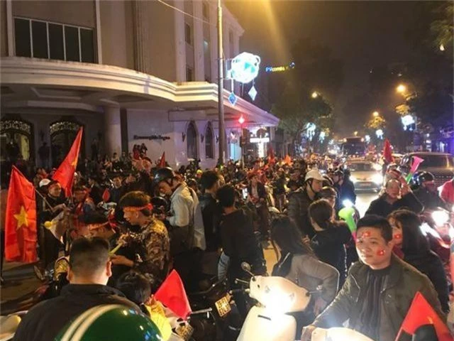 Người dân đổ xuống đường mừng đội bóng U23, Hà Nội quây phố đi bộ - 3