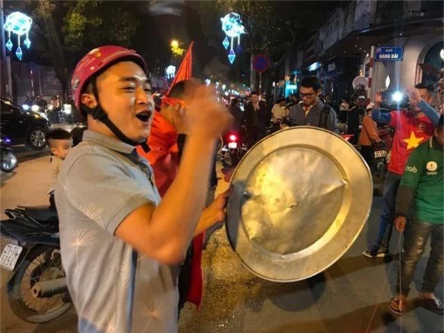 Người dân đổ xuống đường mừng đội bóng U23, Hà Nội quây phố đi bộ - 4