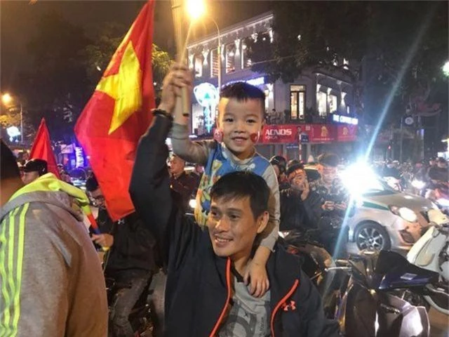 Người dân đổ xuống đường mừng đội bóng U23, Hà Nội quây phố đi bộ - 5