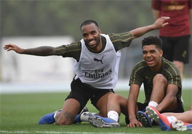Ozil tập luyện chăm chỉ cùng Arsenal chuẩn bị giao hữu ở Dubai - 1