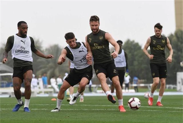 Ozil tập luyện chăm chỉ cùng Arsenal chuẩn bị giao hữu ở Dubai - 10