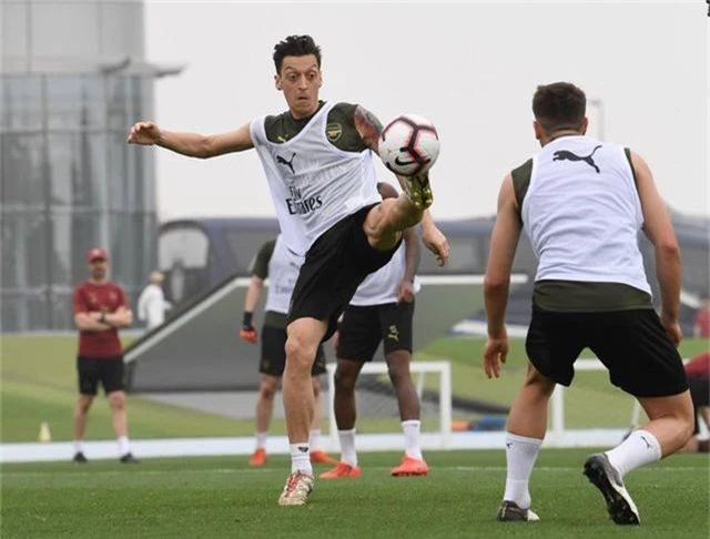 Ozil tập luyện chăm chỉ cùng Arsenal chuẩn bị giao hữu ở Dubai - 12