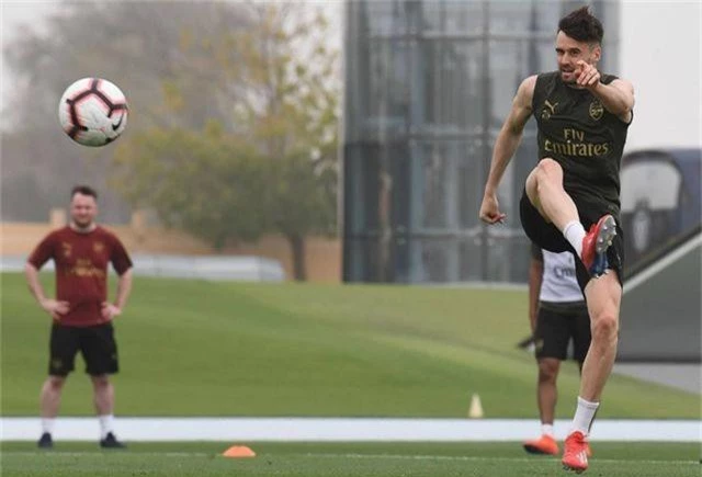 Ozil tập luyện chăm chỉ cùng Arsenal chuẩn bị giao hữu ở Dubai - 13