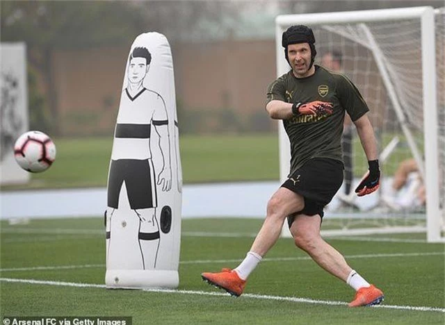 Ozil tập luyện chăm chỉ cùng Arsenal chuẩn bị giao hữu ở Dubai - 16