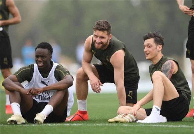 Ozil tập luyện chăm chỉ cùng Arsenal chuẩn bị giao hữu ở Dubai - 2