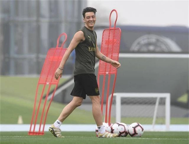 Ozil tập luyện chăm chỉ cùng Arsenal chuẩn bị giao hữu ở Dubai - 4
