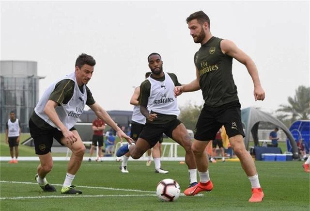 Ozil tập luyện chăm chỉ cùng Arsenal chuẩn bị giao hữu ở Dubai - 9